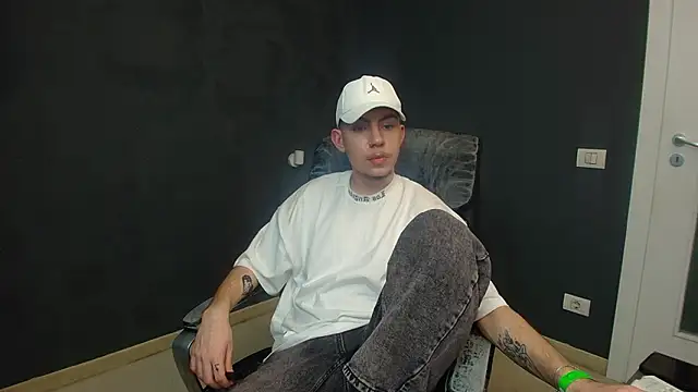 Snapshot of KrewVaughn chatting on March 15, 2026, 7:48 am KrewVaughn online show from March 15, 2026, 7:48 am