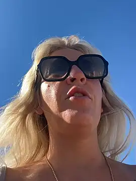 Snapshot of AtomBlondy chatting on June 30, 2026, 5:40 am AtomBlondy online show from June 30, 2026, 5:40 am