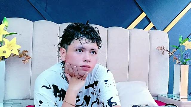 NikiEvanz online show from May 3, 2026, 6:33 pm