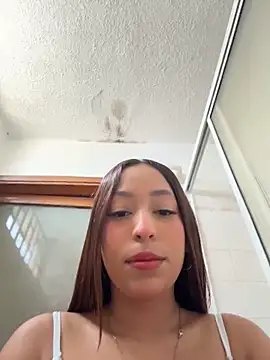 Snapshot of MiaCamille_ chatting on May 16, 2026, 6:40 pm MiaCamille online show from May 16, 2026, 6:40 pm