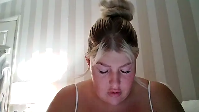 Lexi Laura online show from April 18, 2026, 8:20 pm