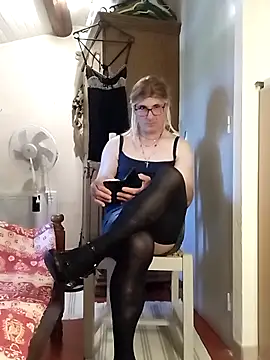 stephie83 online show from May 17, 2026, 3:56 pm