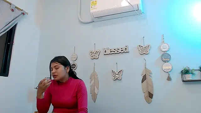 hotlatinaluna23 online show from May 14, 2026, 2:03 pm
