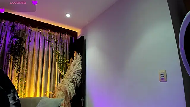 AlondraSoomer online show from May 26, 2026, 4:32 am