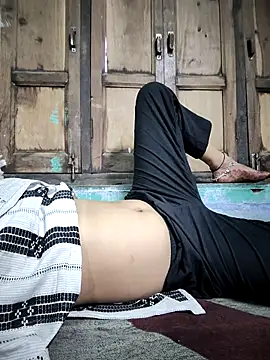 model seela online show from May 7, 2026, 12:59 am