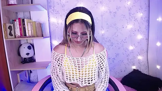  Alexaavandercloude online show from May 15, 2026, 7:45 pm