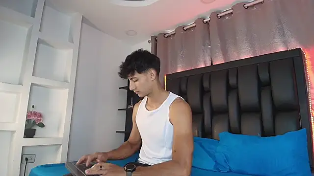 MaxiimoRomano  online show from June 17, 2026, 4:17 pm