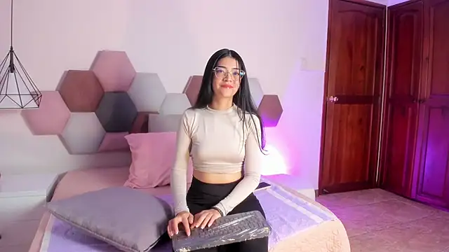 AnnieBlluee online show from June 16, 2026, 12:27 pm