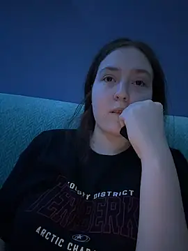 charmingggirl online show from April 15, 2026, 7:58 pm