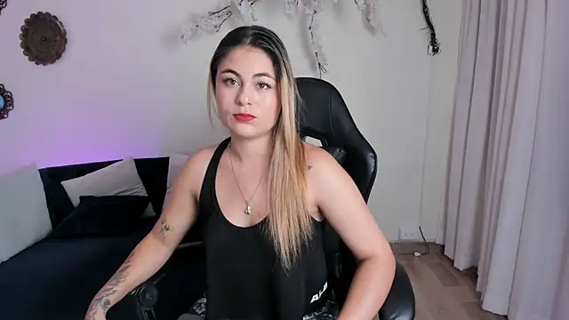 carolina torres25 online show from May 12, 2026, 1:17 pm