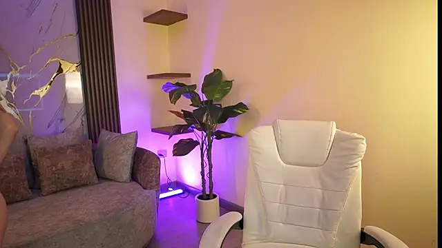 LucyWeisser online show from April 23, 2026, 4:08 pm