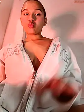 AvigraceVIP online show from April 4, 2026, 11:39 am