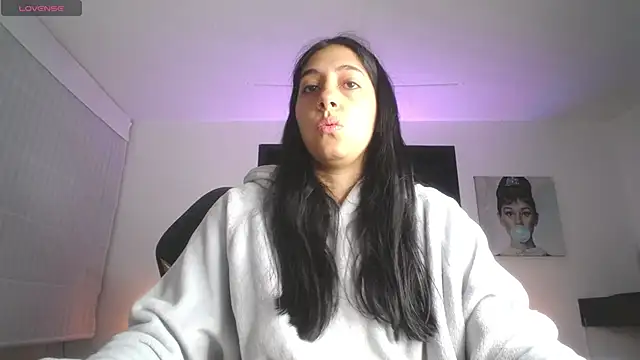 Melannyy V online show from May 27, 2026, 1:18 pm