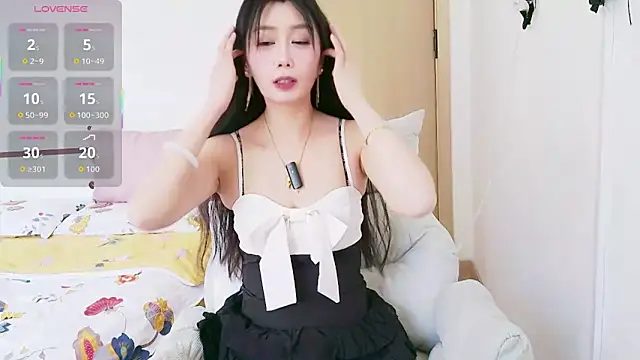 yueyue-99 online show from May 8, 2026, 5:44 am