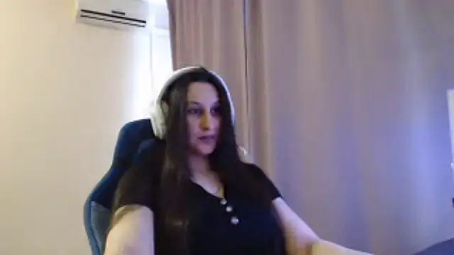 Snapshot of RiffedEye chatting on March 25, 2026, 2:05 pm RiffedEye online show from March 25, 2026, 2:05 pm