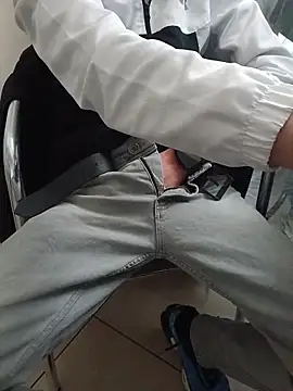 Snapshot of Skinboy06 chatting on March 26, 2026, 10:02 am Skinboy06 online show from March 26, 2026, 10:02 am