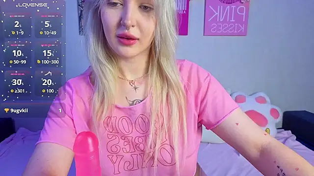 Snapshot of BlondieSummer chatting on July 7, 2026, 6:11 pm BlondieSummer online show from July 7, 2026, 6:11 pm