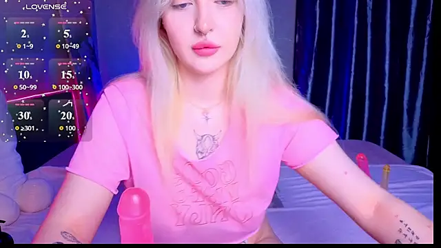Snapshot of BlondieSummer chatting on June 25, 2026, 6:13 pm BlondieSummer online show from June 25, 2026, 6:13 pm