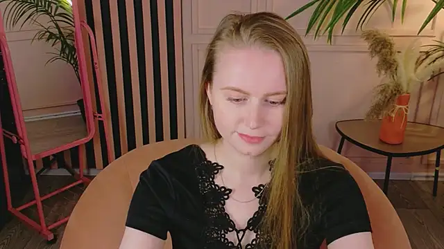 Lover Daisy  online show from May 5, 2026, 12:41 pm