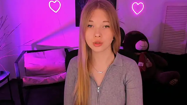 Snapshot of LunasFrost chatting on April 6, 2026, 4:52 pm LunasFrost online show from April 6, 2026, 4:52 pm