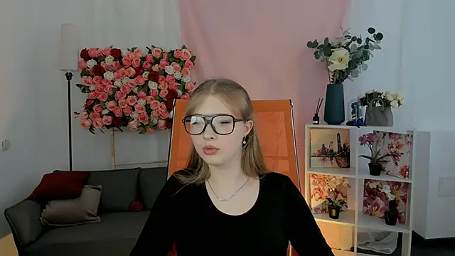 Snapshot of LunasFrost chatting on March 20, 2026, 11:00 am LunasFrost online show from March 20, 2026, 11:00 am