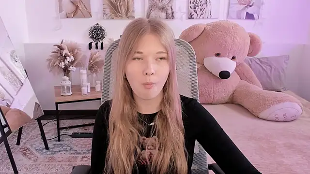 Snapshot of LunasFrost chatting on April 8, 2026, 8:16 am LunasFrost online show from April 8, 2026, 8:16 am