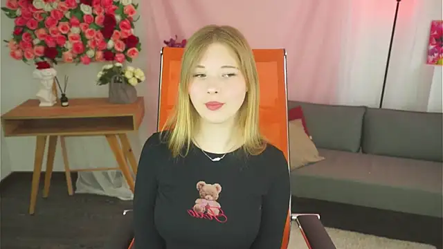 Snapshot of LunasFrost chatting on April 9, 2026, 10:21 am LunasFrost online show from April 9, 2026, 10:21 am