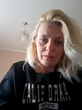 MiaLove183 online show from April 1, 2026, 1:52 pm