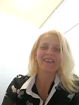 MiaLove183 online show from July 28, 2026, 1:21 pm
