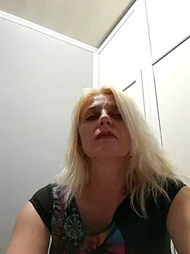 MiaLove183 online show from July 15, 2026, 2:46 pm