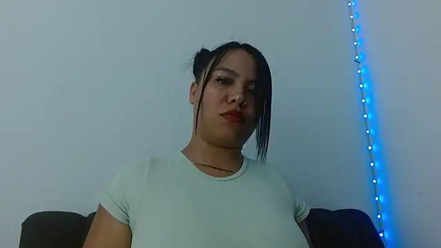 Snapshot of alessialux chatting on May 5, 2026, 4:26 am alessialux online show from May 5, 2026, 4:26 am