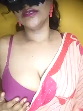 Snapshot of Crushme_cpl chatting on May 4, 2026, 5:27 pm Crushme cpl online show from May 4, 2026, 5:27 pm
