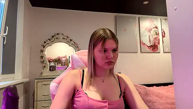 SweettAnny online show from June 13, 2026, 5:55 pm