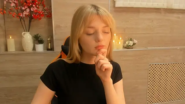 Snapshot of LoonelyTunes chatting on March 31, 2026, 11:45 am LoonelyTunes online show from March 31, 2026, 11:45 am