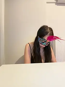 lilyums online show from June 14, 2026, 11:06 pm