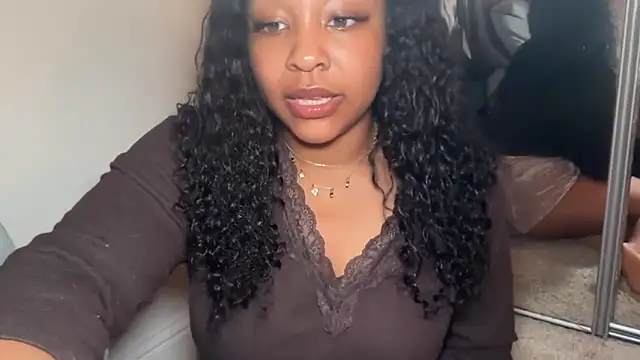 Snapshot of Yourmommysilk chatting on March 23, 2026, 5:18 am Yourmommysilk online show from March 23, 2026, 5:18 am