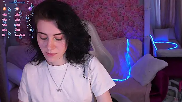 Snapshot of CurleyBlueEyes chatting on April 1, 2026, 1:41 pm CurleyBlueEyes online show from April 1, 2026, 1:41 pm