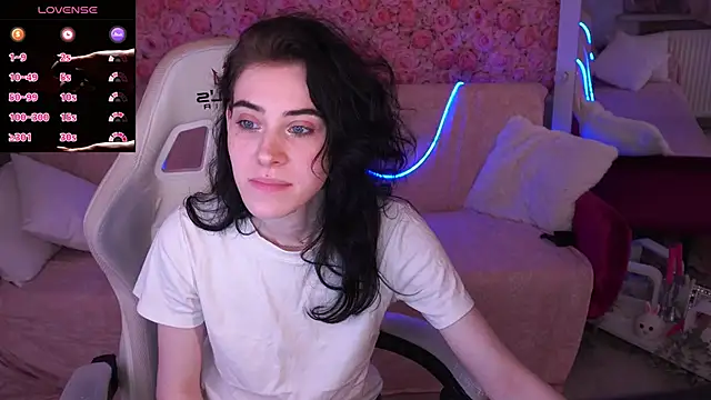 Snapshot of CurleyBlueEyes chatting on March 27, 2026, 1:45 pm CurleyBlueEyes online show from March 27, 2026, 1:45 pm