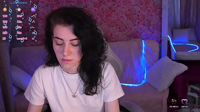 Snapshot of CurleyBlueEyes chatting on April 1, 2026, 1:01 pm CurleyBlueEyes online show from April 1, 2026, 1:01 pm