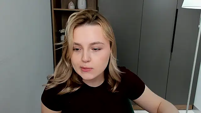 LorriMonz online show from March 26, 2026, 6:44 am