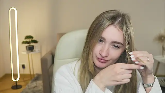 VioletteClaire online show from April 3, 2026, 8:54 am