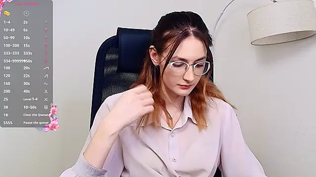 LoraLanett online show from May 7, 2026, 2:09 pm