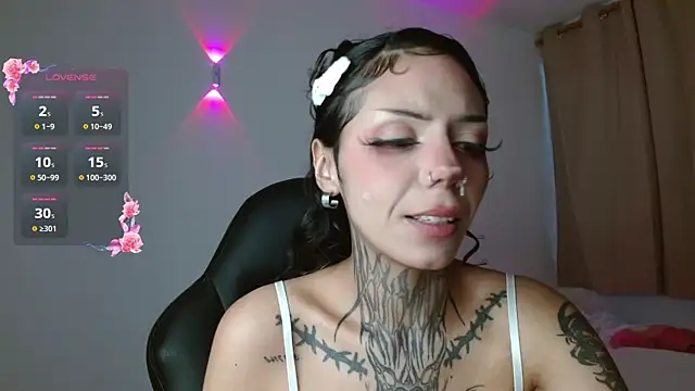 Snapshot of KoraRousse chatting on April 12, 2026, 1:36 pm KoraRousse online show from April 12, 2026, 1:36 pm