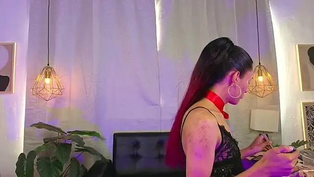 NahomiWhitte online show from April 30, 2026, 1:18 pm