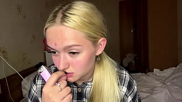 Snapshot of Sophia_Blonde chatting on May 25, 2026, 4:17 pm Sophia Blonde online show from May 25, 2026, 4:17 pm