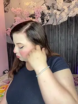 kitty  pinnk online show from April 21, 2026, 7:53 pm