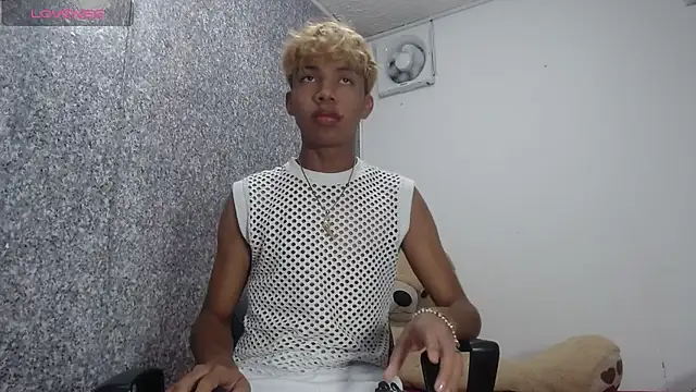 Snapshot of misael_boyx18 chatting on March 30, 2026, 12:12 am misael boyx18 online show from March 30, 2026, 12:12 am