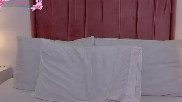 MoollyLove online show from June 30, 2026, 11:43 am