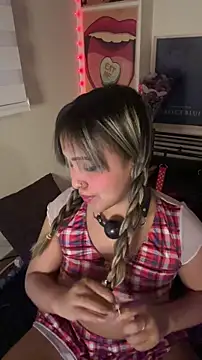 NinaValencia  online show from May 23, 2026, 11:15 pm