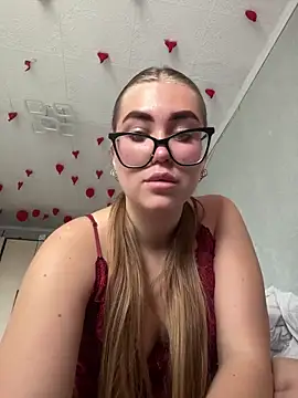 Snapshot of MissAuroraX chatting on May 14, 2026, 12:35 pm MissAuroraX online show from May 14, 2026, 12:35 pm